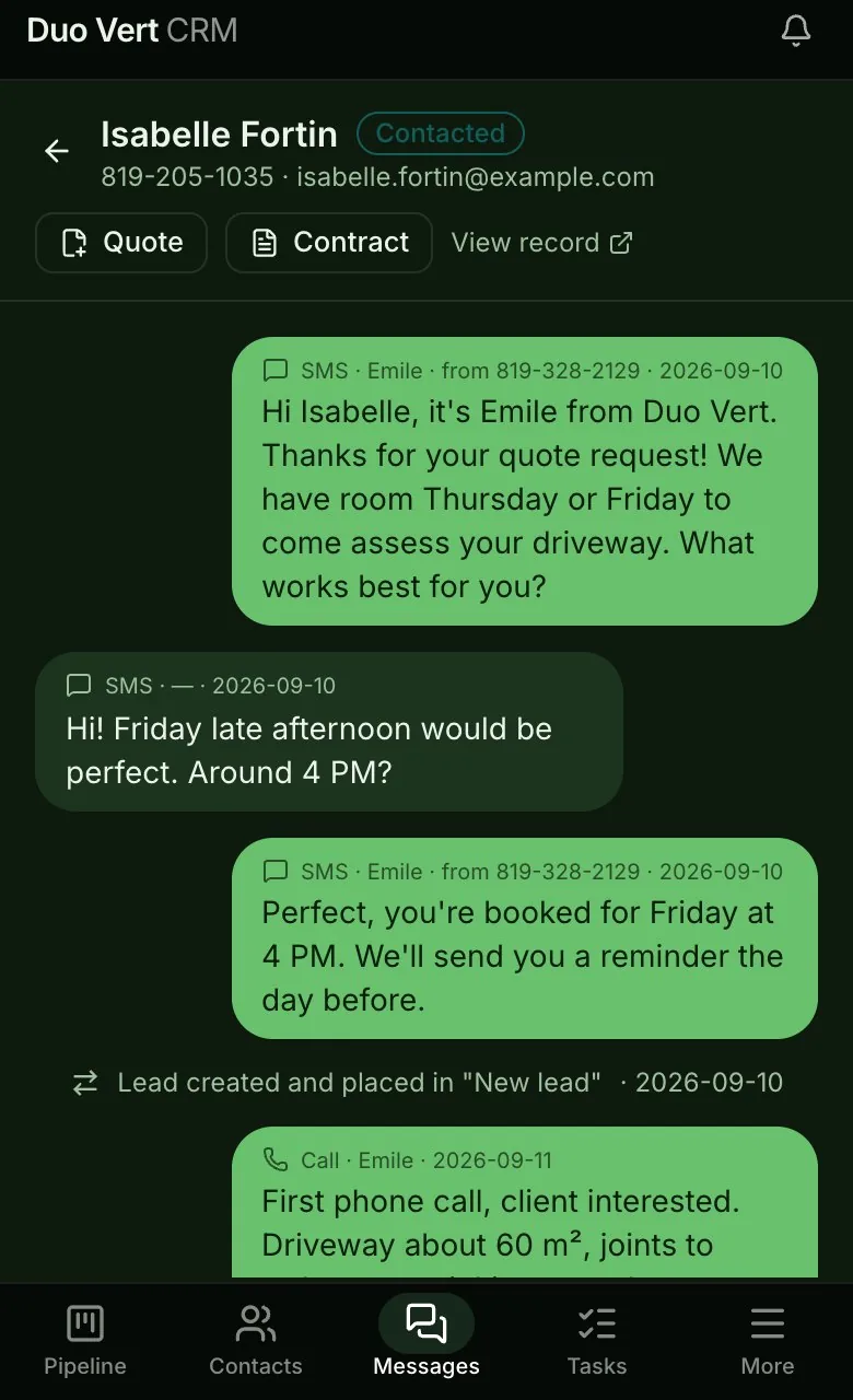 A conversation on a phone: the automatic first text, the client's reply and the booking, in one thread.