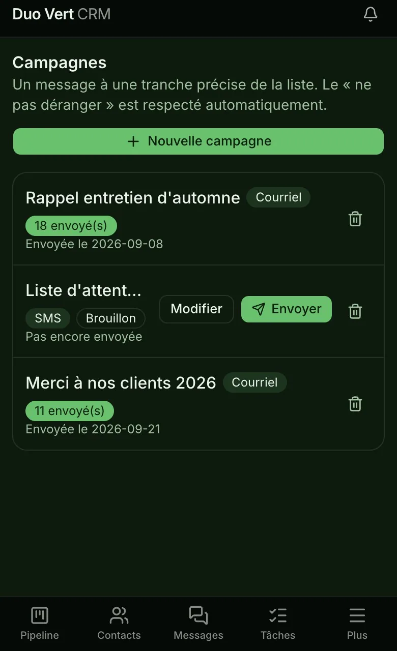 Les campagnes sur un téléphone : des courriels et des textos à une partie de la liste de clients, envoyés ou en brouillon.