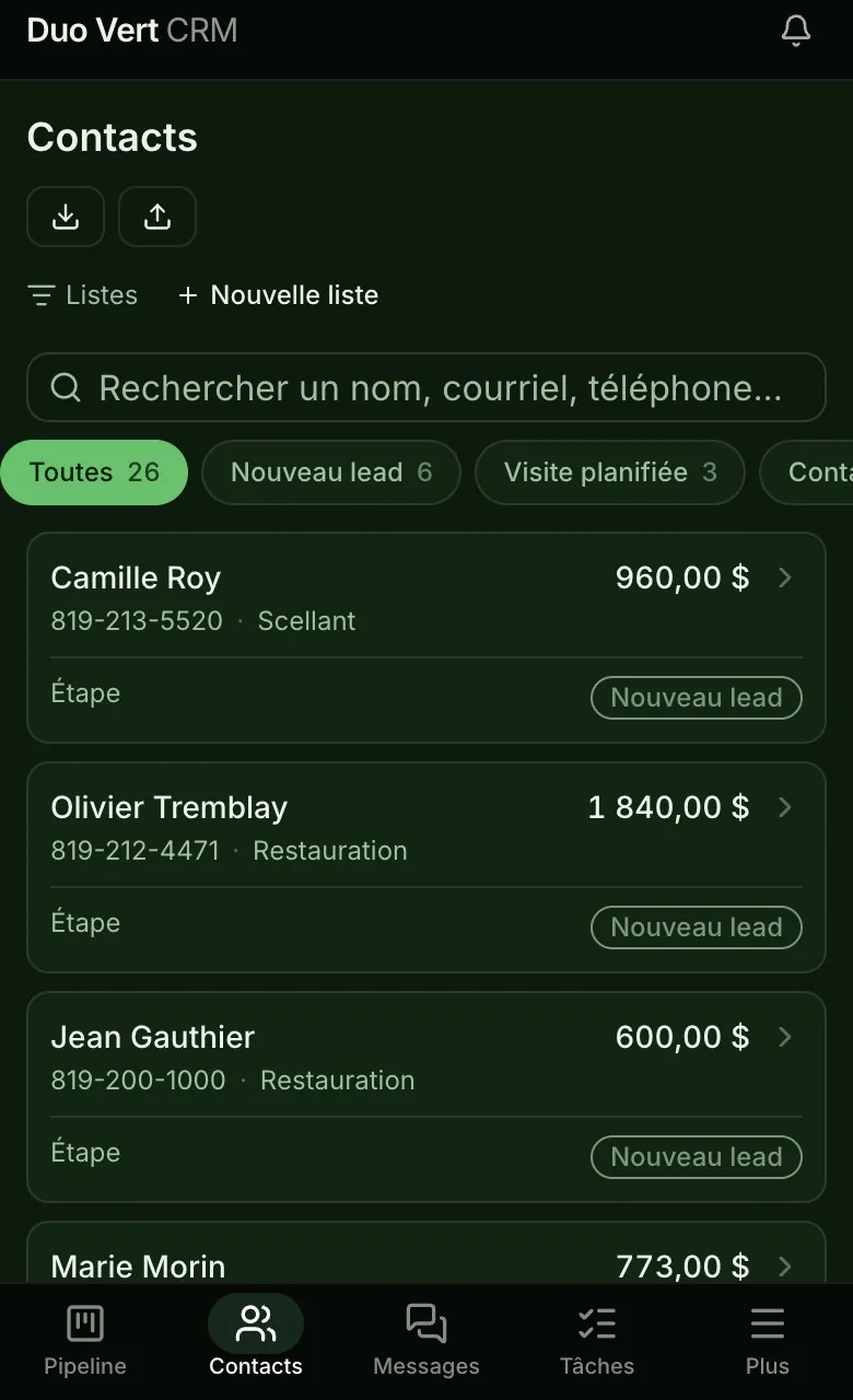 La liste des clients sur un téléphone : chaque client avec son numéro, le service, la valeur et l'étape.