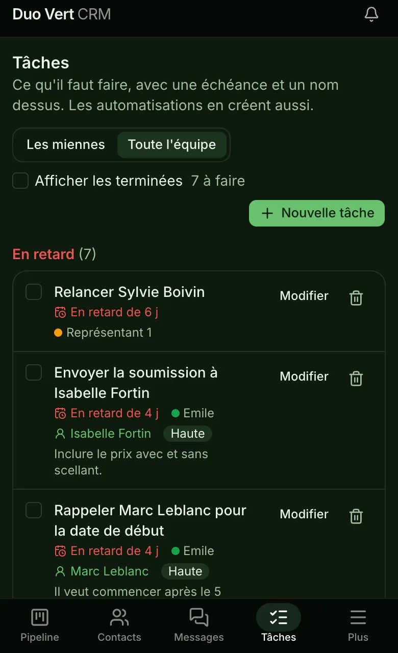 Les tâches de l'équipe sur un téléphone : les retards d'abord, chacune avec une échéance, une personne, un client et une priorité.