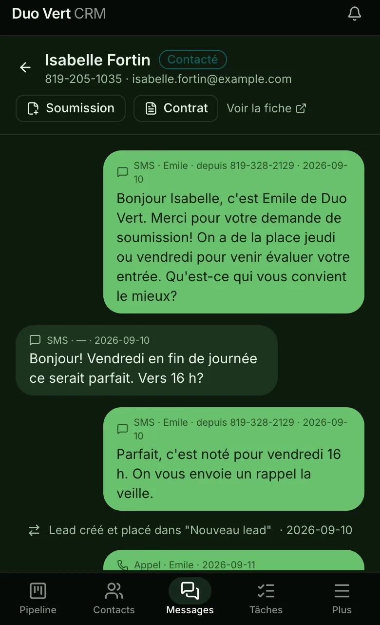 Une conversation sur un téléphone : le premier texto automatique, la réponse du client et le rendez-vous, dans un seul fil.